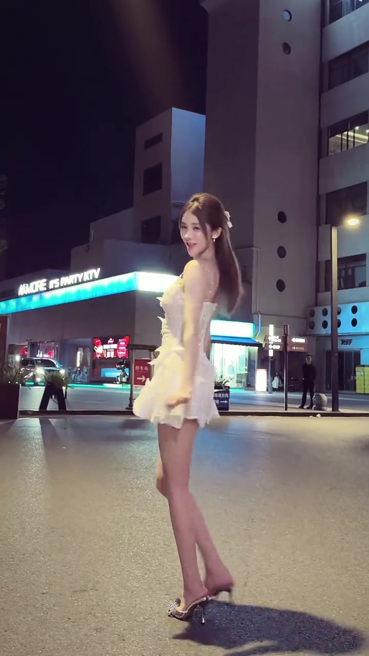 回眸一瞬间，直接被美到失语